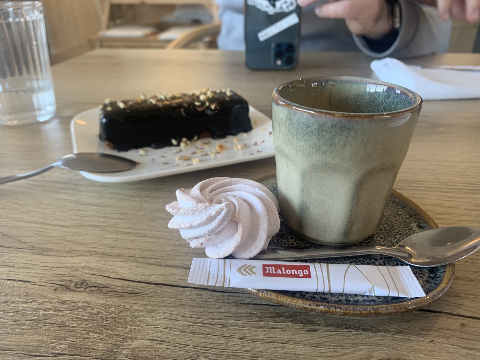 Café Malongo en tasse artisanale avec meringue et gâteau chocolat noisette