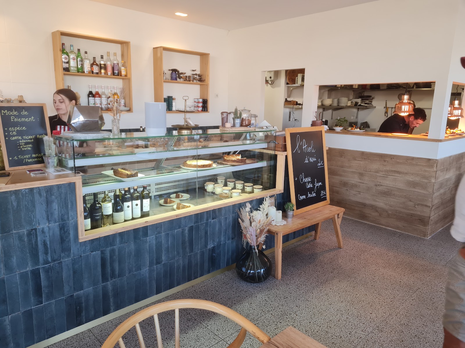 Comptoir vitrine d'un café-restaurant français avec ardoise et vins