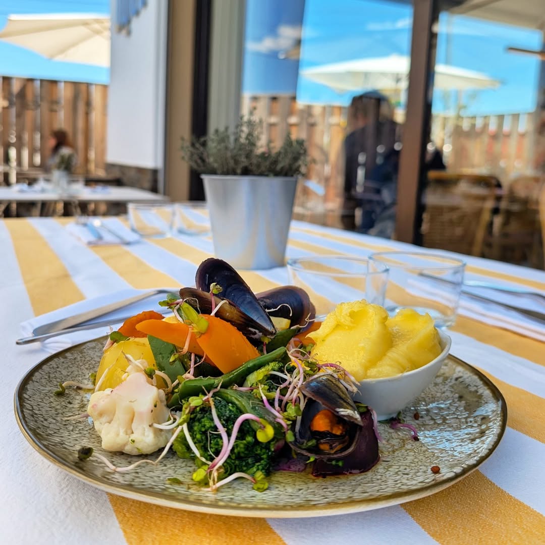 Assiette de moules avec légumes vapeur et polenta crémeuse en terrasse