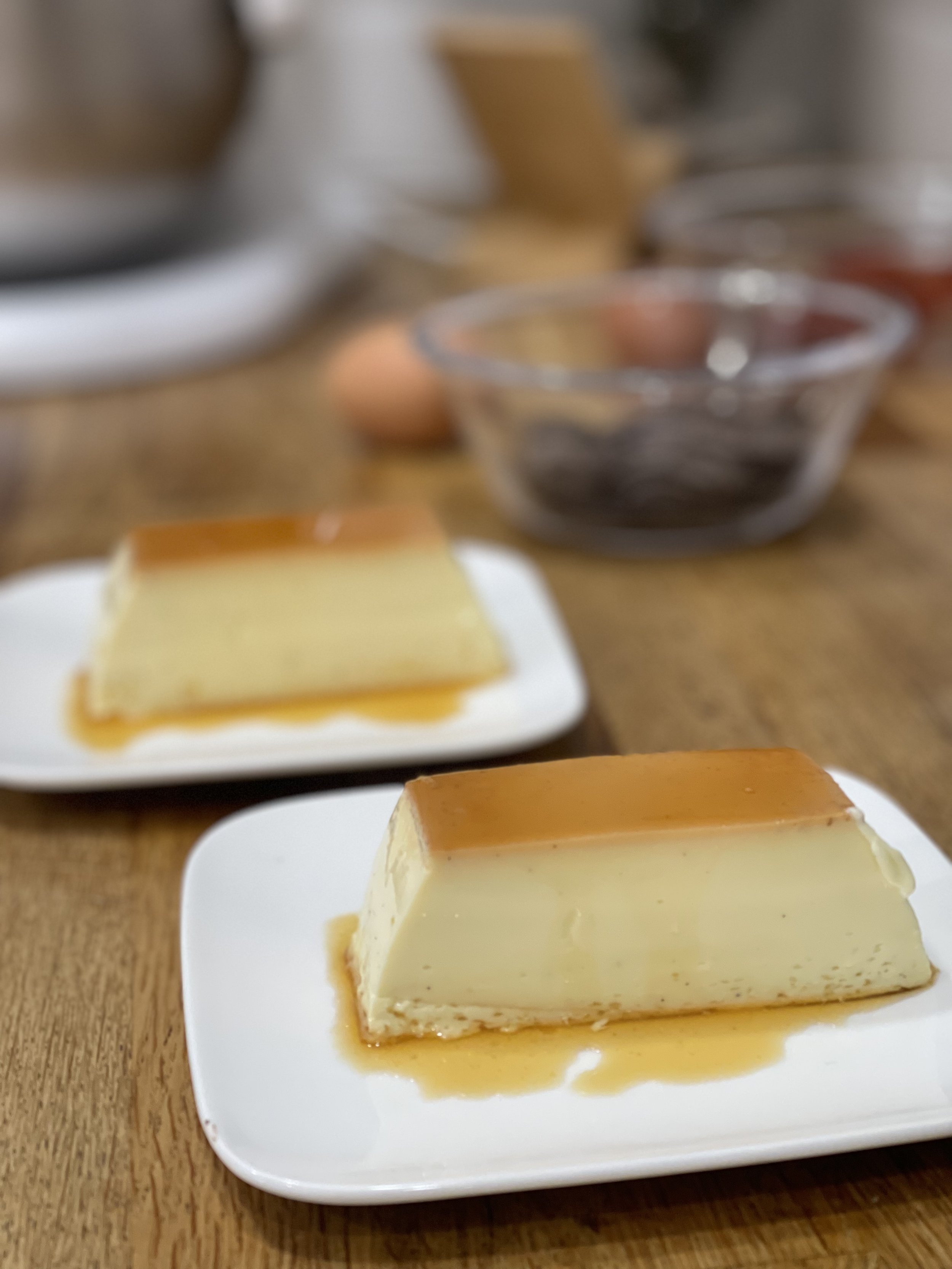 Flan caramel maison démoulé sur assiette blanche avec sauce caramel dorée